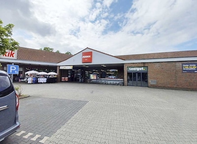 Sie sehen den Eingang vom Penny Markt Duisburg – Laar Austr./Werthstr. 1