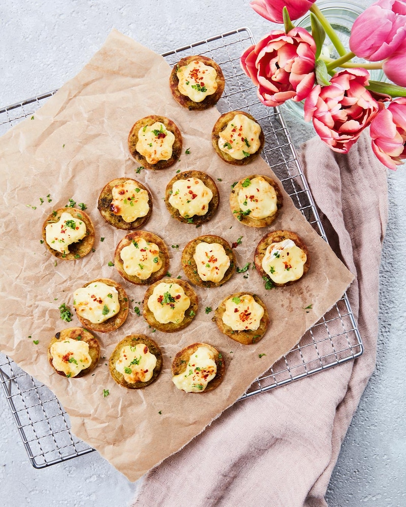 Herzhafte Blinis mit gratinierten Käseblüten