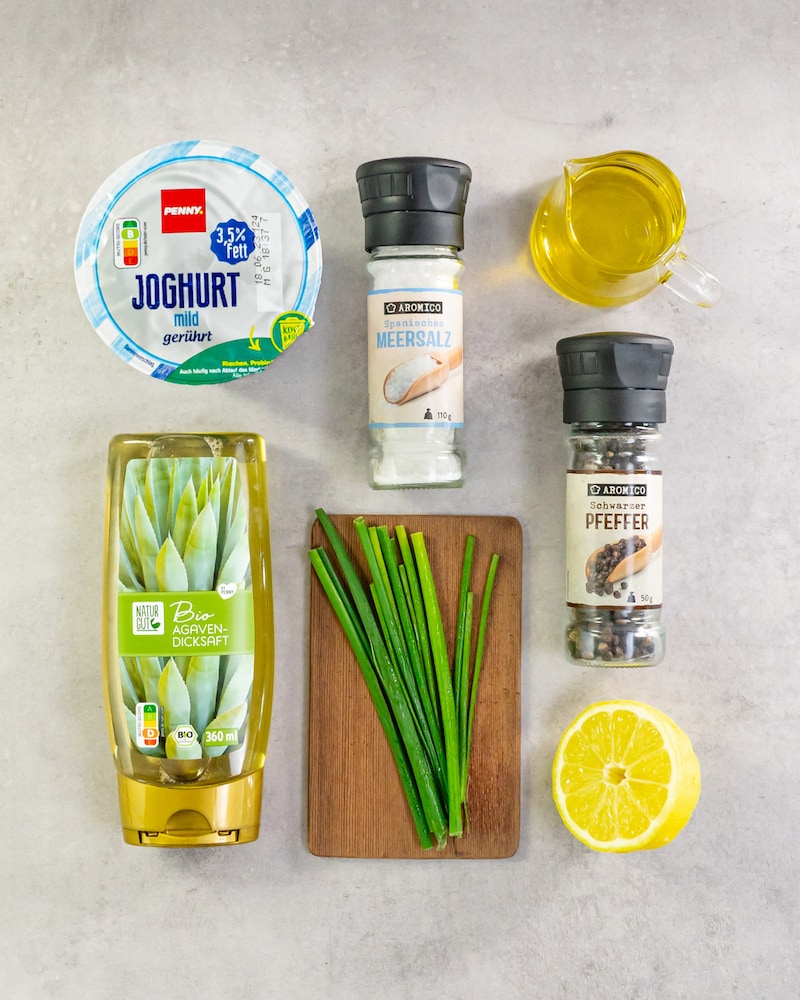 Dieses Bild zeigt alle Zutaten für unser Joghurt-Dressing.