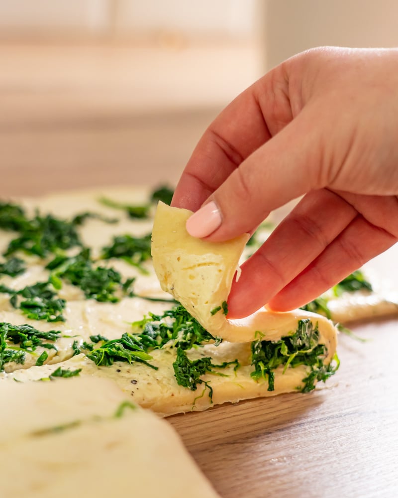 Würziges Zupfbrot mit Spinat und Knoblauch