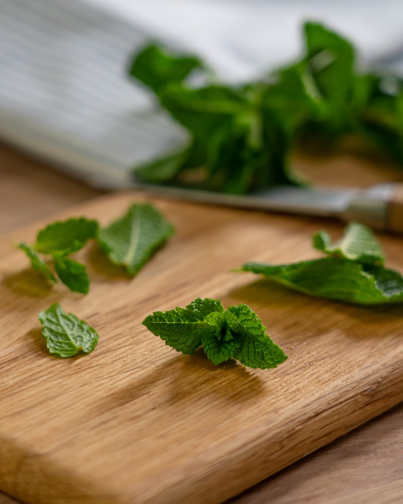 Exotische Dattelcreme mit frischer Minze und Currynote