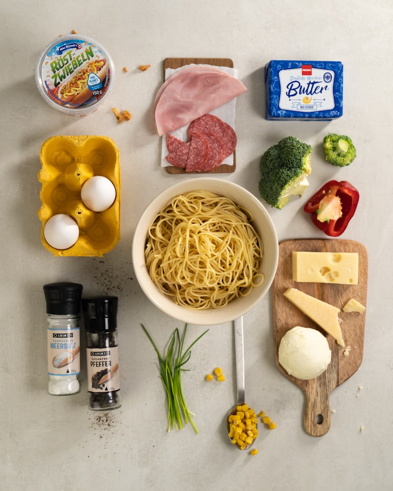 Auf diesem Bild siehst du alle Zutaten für unsere krosse Nudel Frittata.