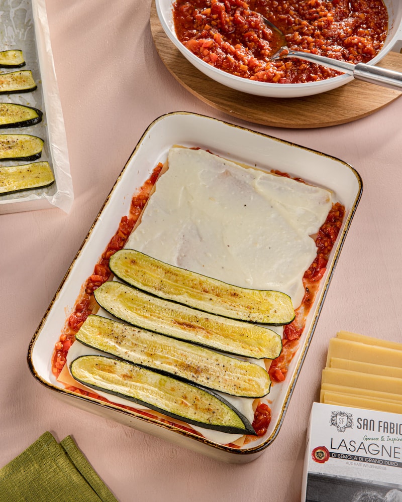 Dieses Bild zeigt wie die Lasagne geschichtet wird und die Nudeln.