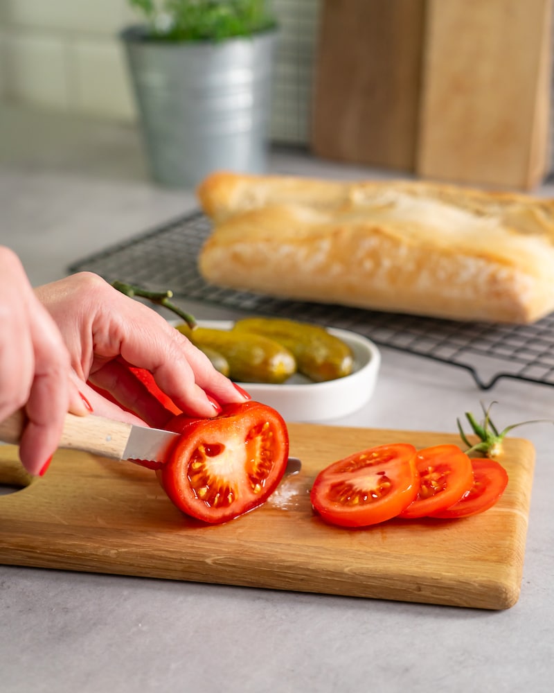 Dieses Bild zeigt wie die Tomaten geschnitten werden.