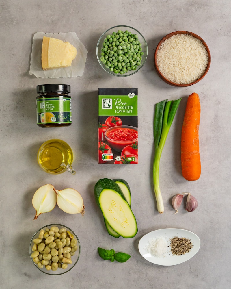 Dieses Bild zeigt die Zutaten für unsere Minestrone mit Reis und buntem Gemüse.