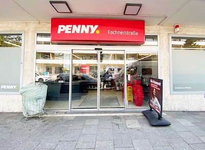 sie sehen den Eingang vom Penny Markt in München Fachnerstraße 41