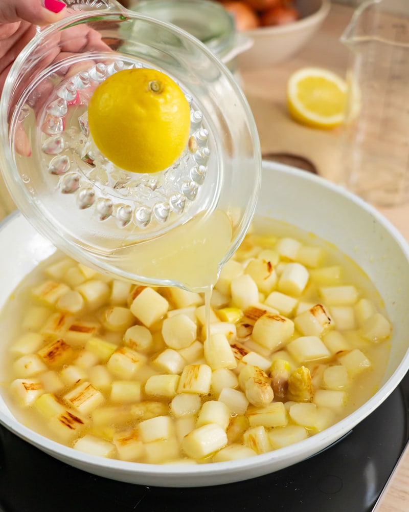 Dieses Bild zeigt wie der Zitronensaft hinzugegeben wird.