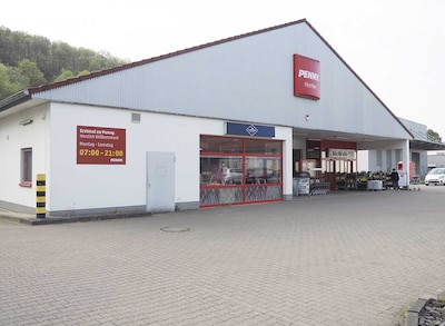 Sie sehen den Eingang vom Penny Markt in Niederfischbach Konrad-Adenauer-Str. 20A