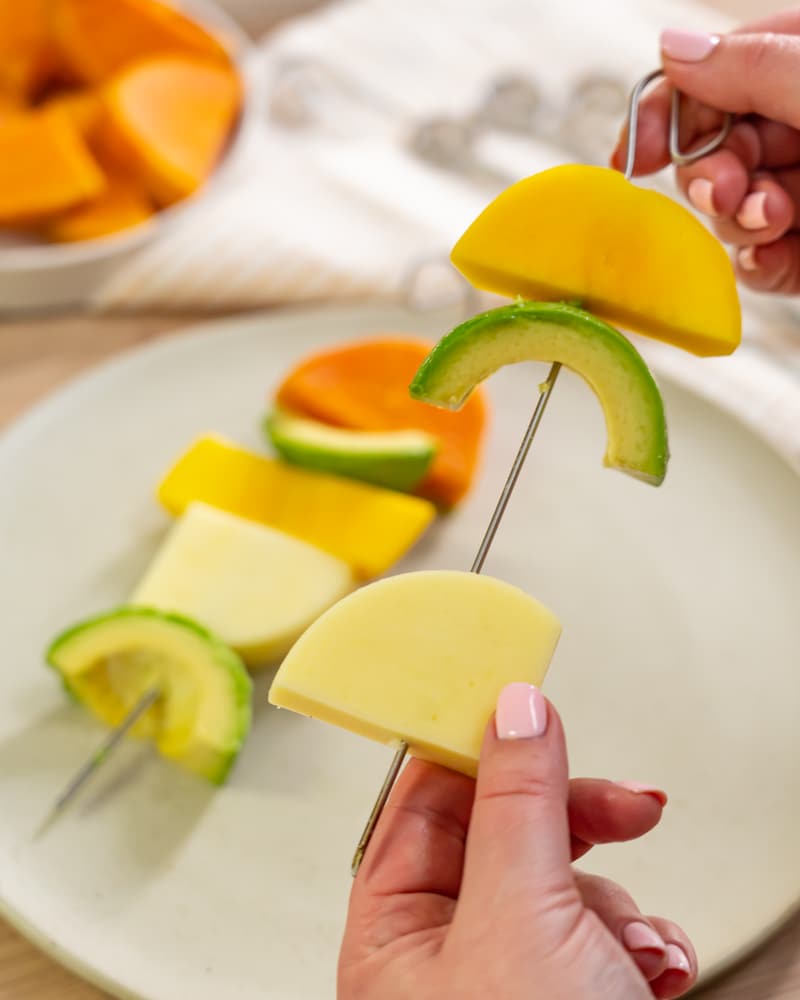 Süßkartoffel-Spieße mit Grillkäse, Avocado und Mango