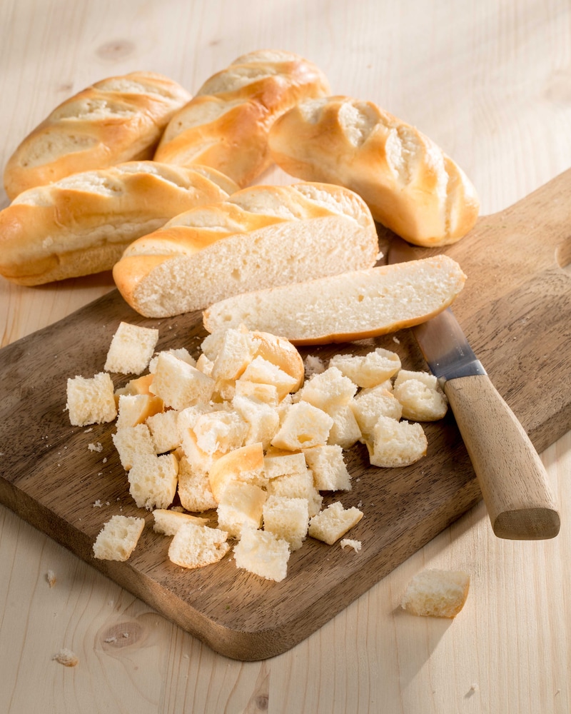 Auf diesem Bild siehst du kleingeschnittene Milchbrötchen.