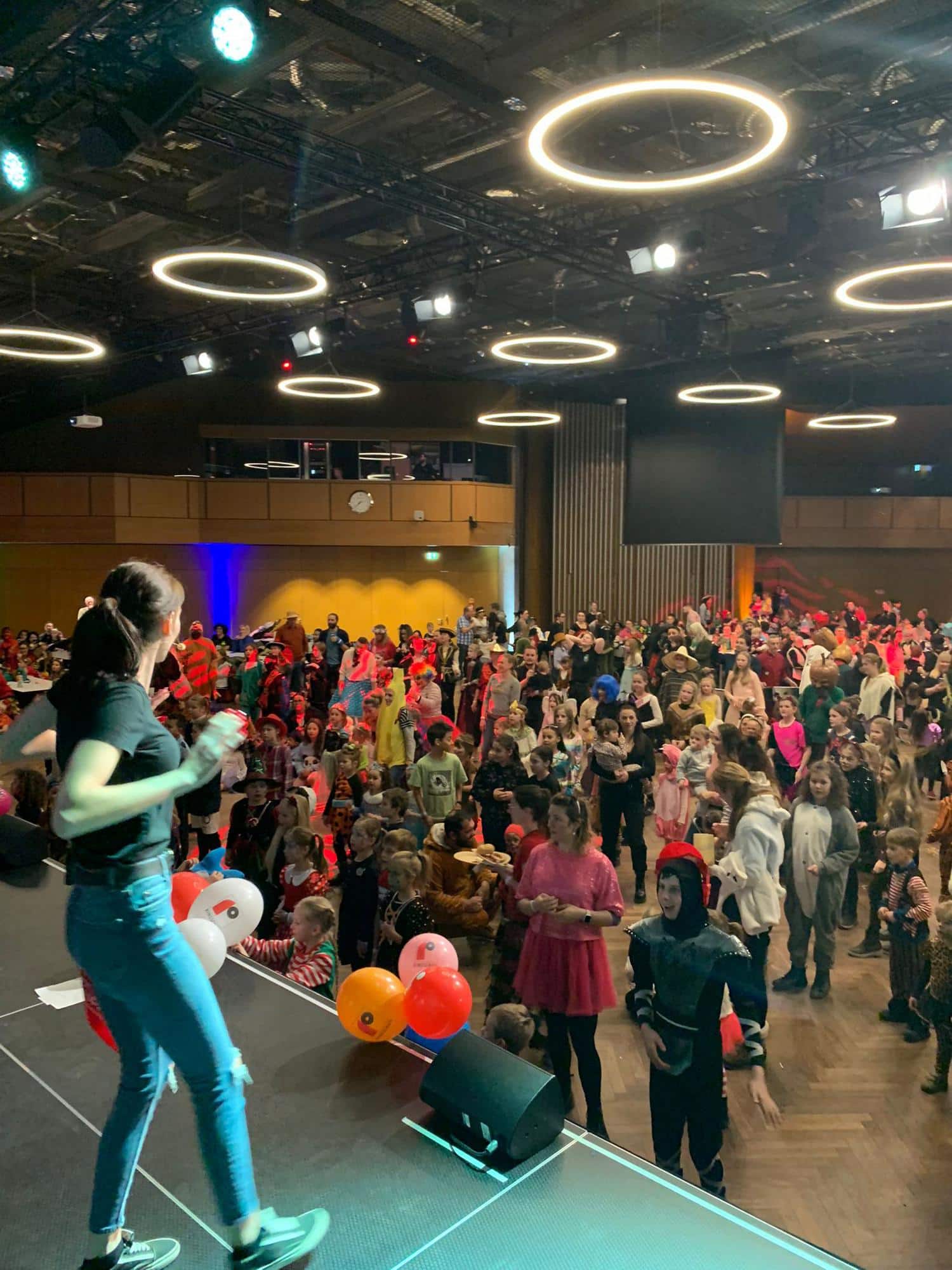 Faschingsveranstaltung mit kostuemierten Vereinsmitgliedern und Kindern
