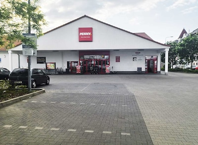 Sie sehen den Eingang vom Penny Markt in Dresden Cottaer Str. 18