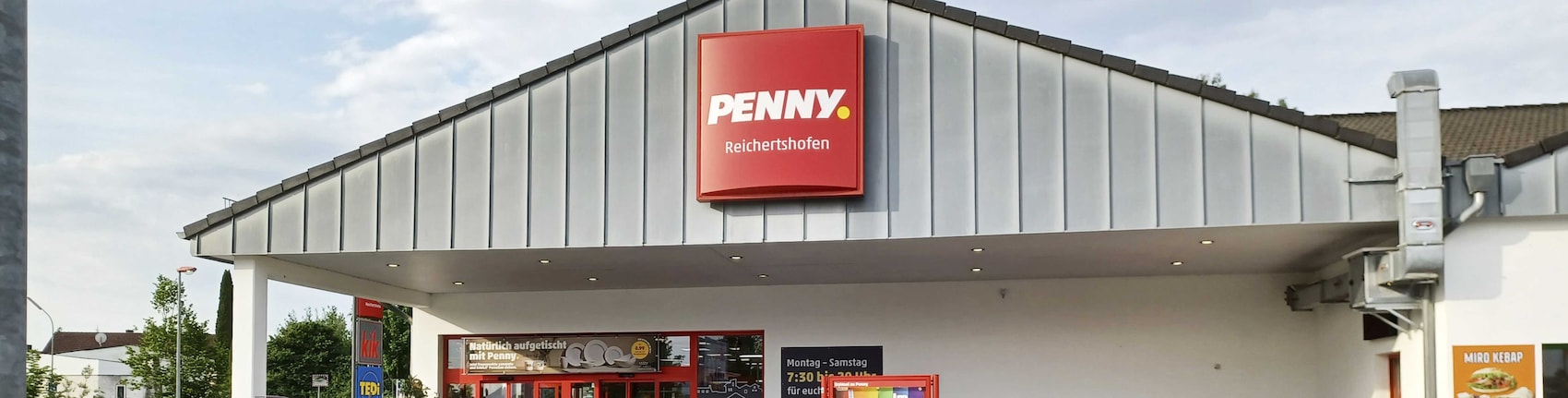 Sie sehen den Eingang vom Penny Markt in Reichertshofen Neuburger Strasse 34