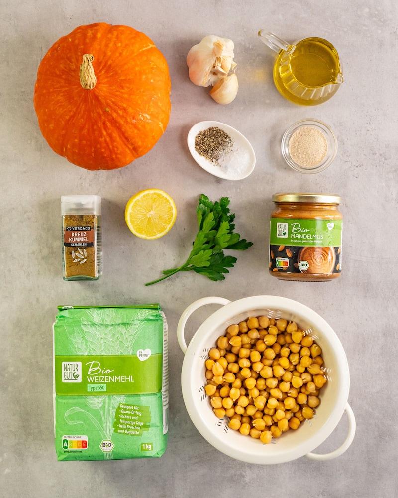 Dieses Bild zeigt die Zutaten für das Kürbis-Hummus.