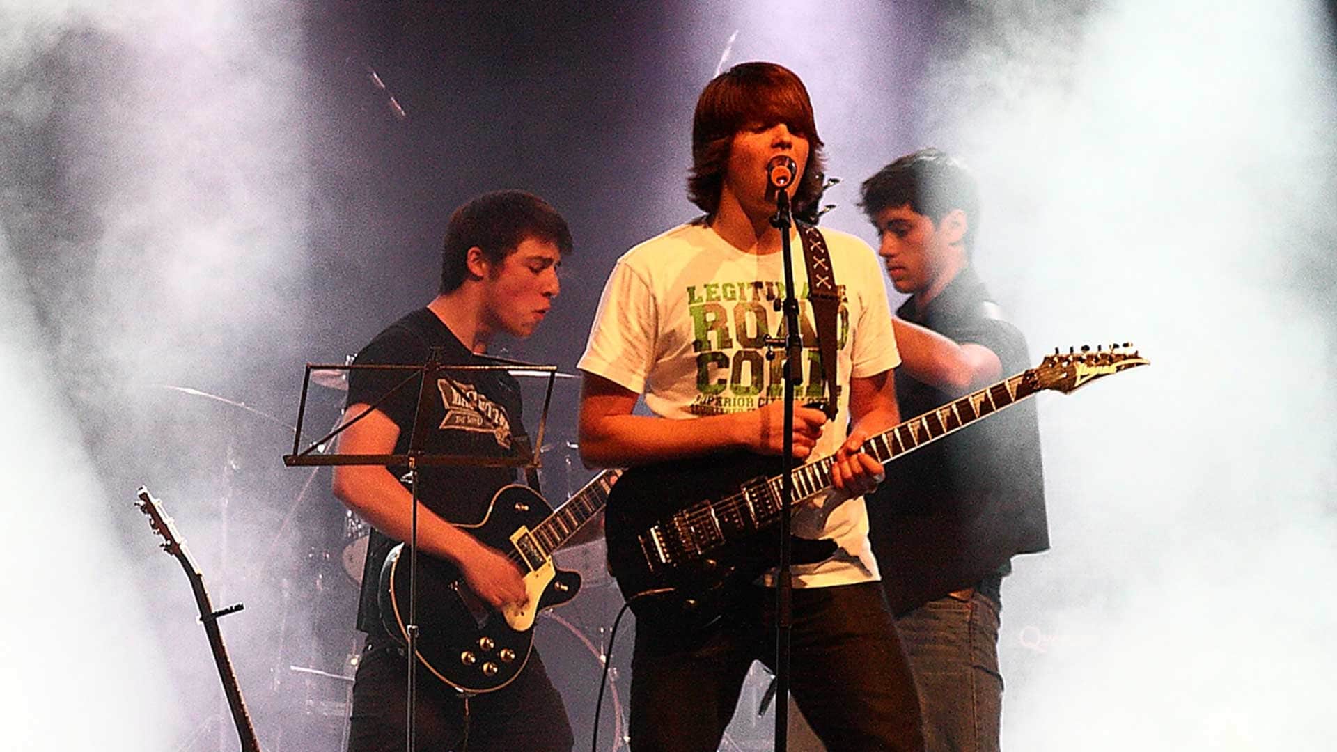 Jugendliche Band spielt auf Bühne