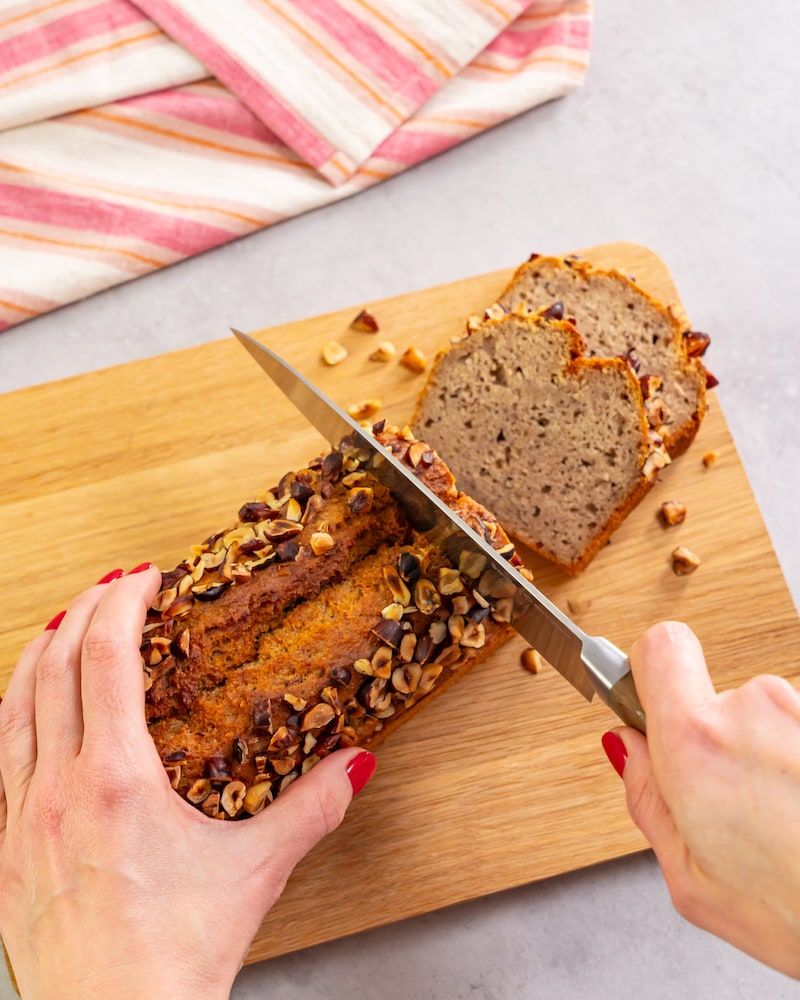 Dieses Bild zeigt wie das Bananenbrot geschnitten wird.