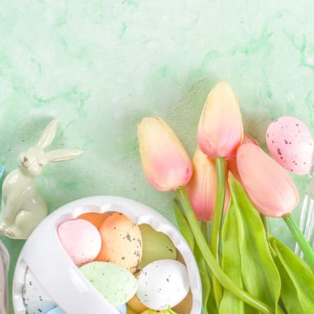 Rosa Tulpen und bunte Ostereier