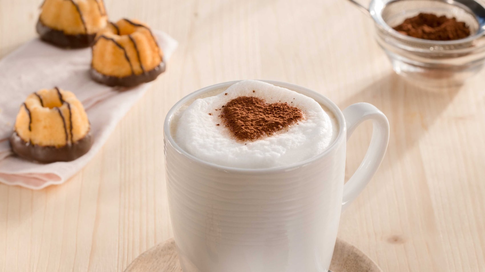 Kaffee Tasse mit Herz aus Kakaopulver