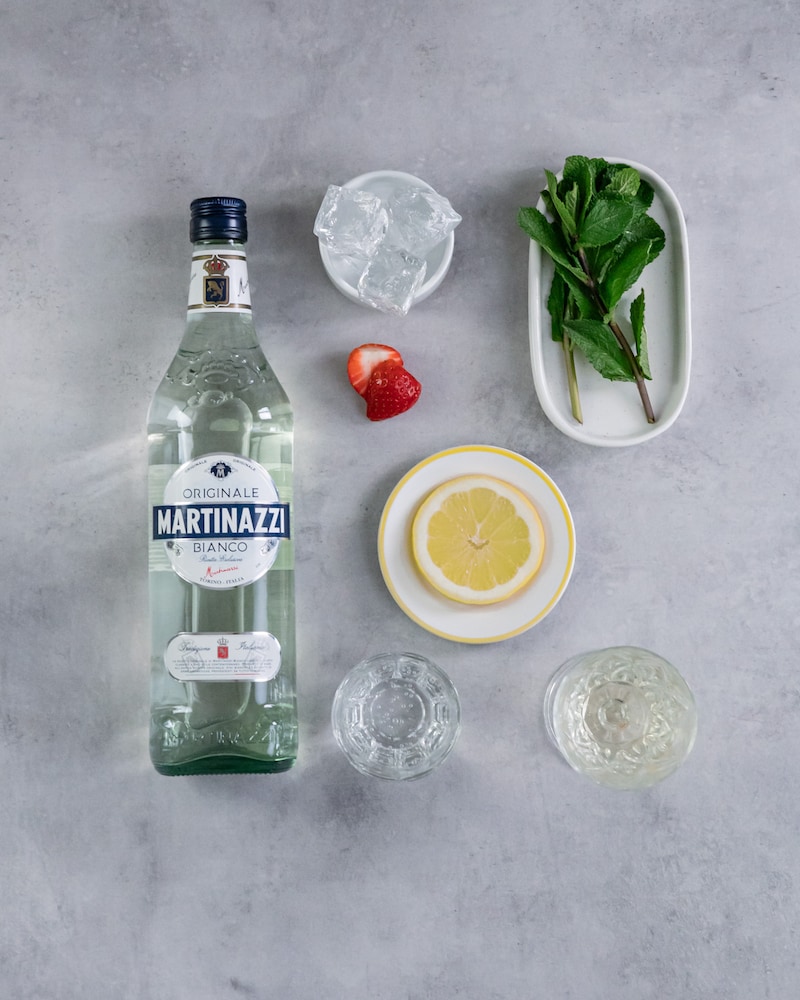 Diese Bild zeigt die Zutaten für den Wermut Spritz.