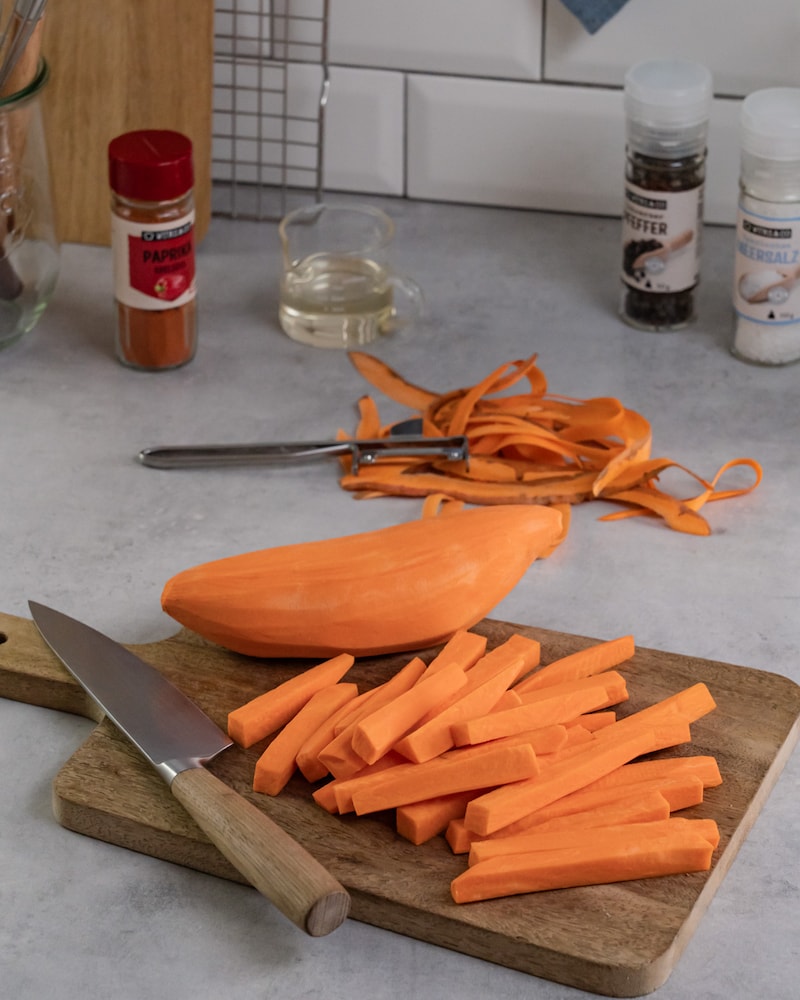 Dieses Bild zeigt die geschnittenen Süßkartoffeln.