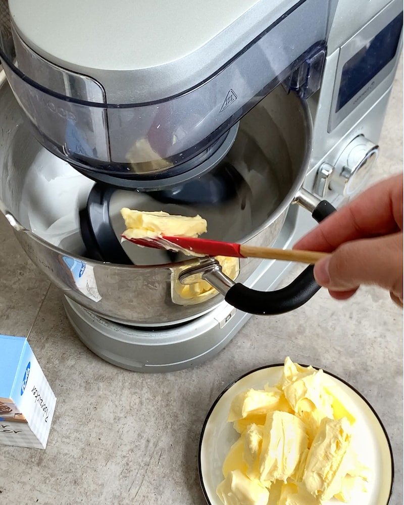 Dieses Bild zeigt wie Butter zum Teig gegeben wird.