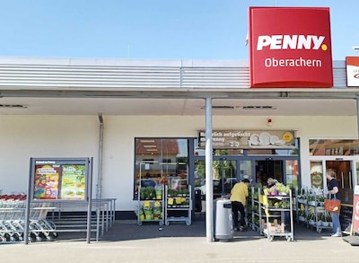 Sie sehen den Eingang vom Penny Markt in Achern, Allerheiligenstr. 84