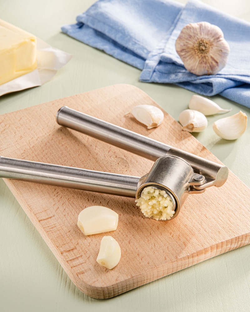 Dieses Bild zeigt wie der Knoblauch gepresst wird.