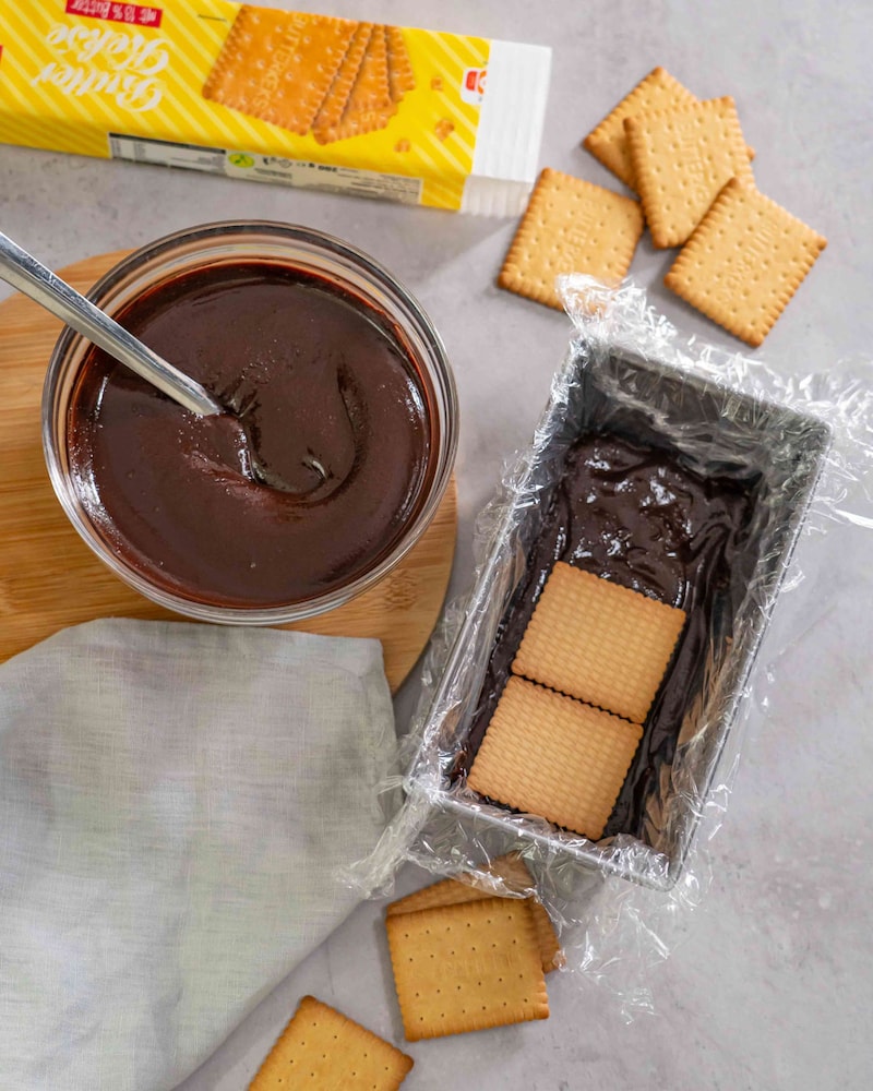 Diese Bild zeigt wie der kuchen geschichtet wird.