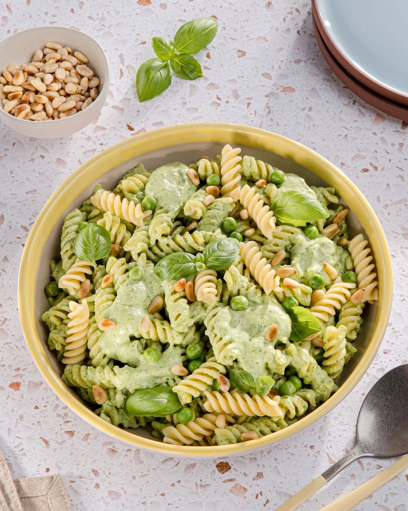 Dieses Bild zeigt den fertigen Nudelsalat mit Avocado.
