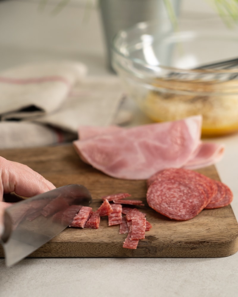 Auf diesem Bild siehst du wie Wurst geschnitten wird.