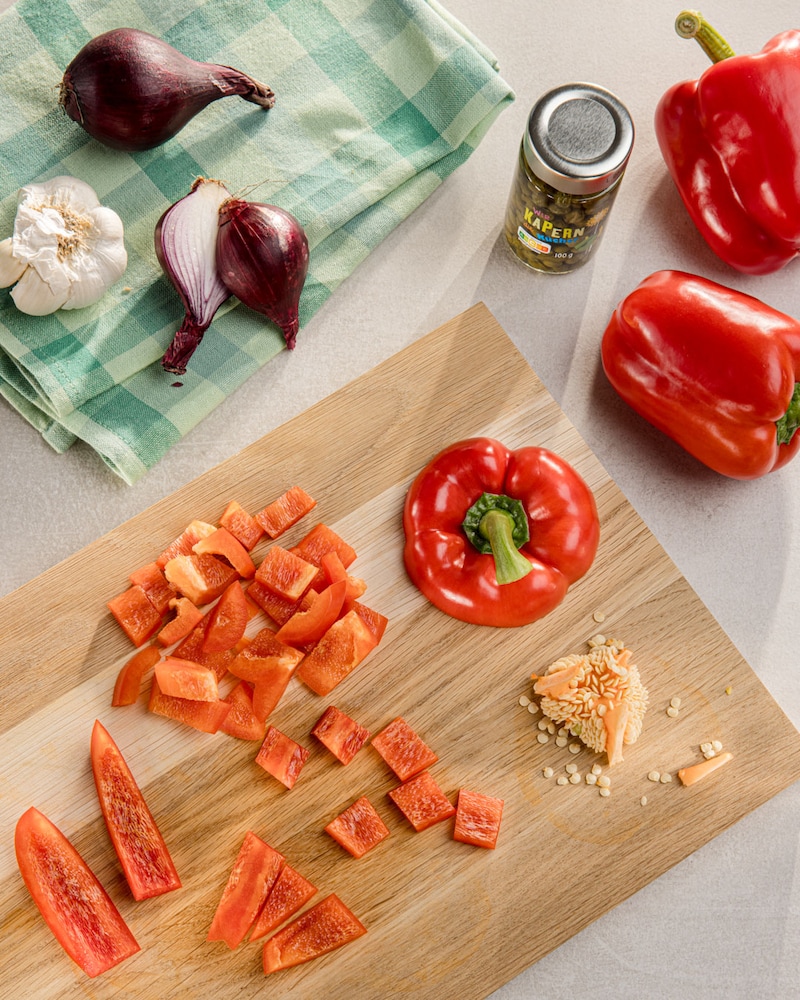 Dieses Bild zeigt wie die Paprika geschnitten wird.