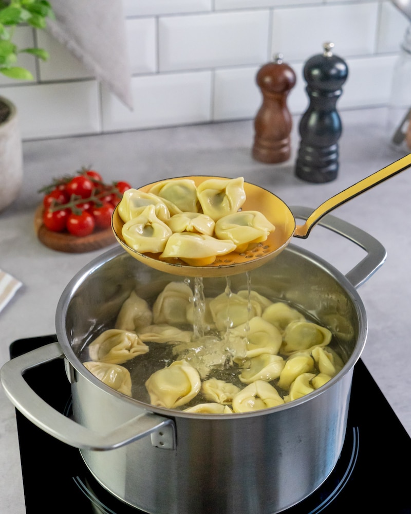 Dieses Bild zeigt wie die Tortellini abgeschöpft werden.