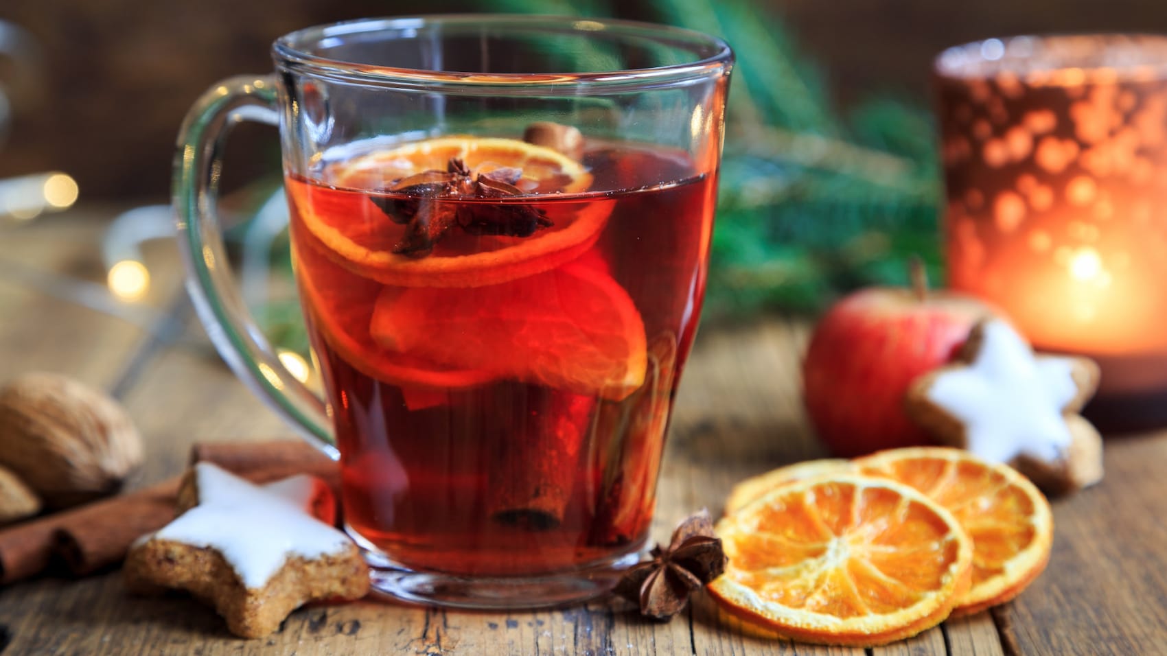 Glühwein im Glas mit Orange