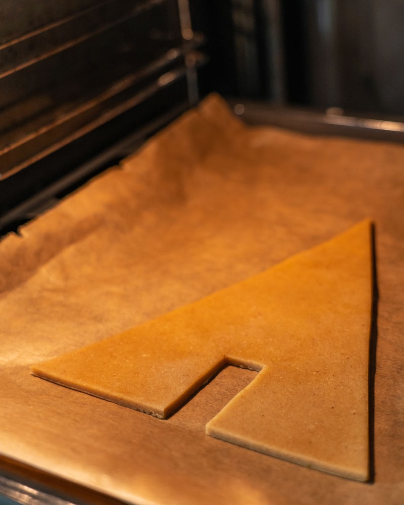 Dieses Bild zeigt wie der Lebkuchenteig gebacken wird.