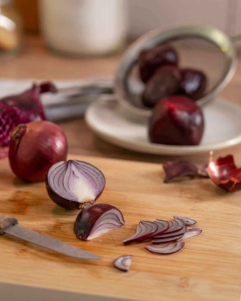 Rote-Beete-Tarte mit Ziegenkäse und gerösteten Haselnüssen
