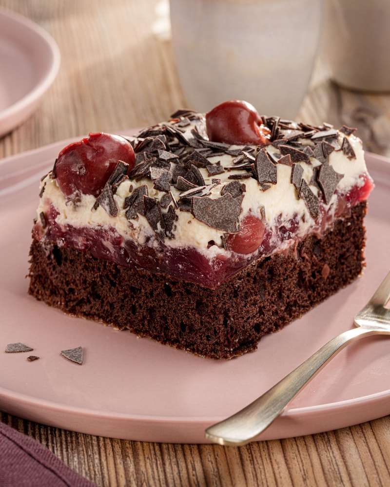 Dieses Bild zeigt die fertige Schwarzwälder Kirschtorte vom Blech.