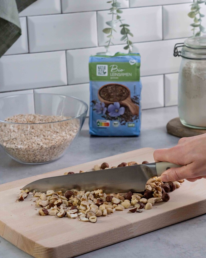 Das Bild zeigt das Hacken von den Nüssen.