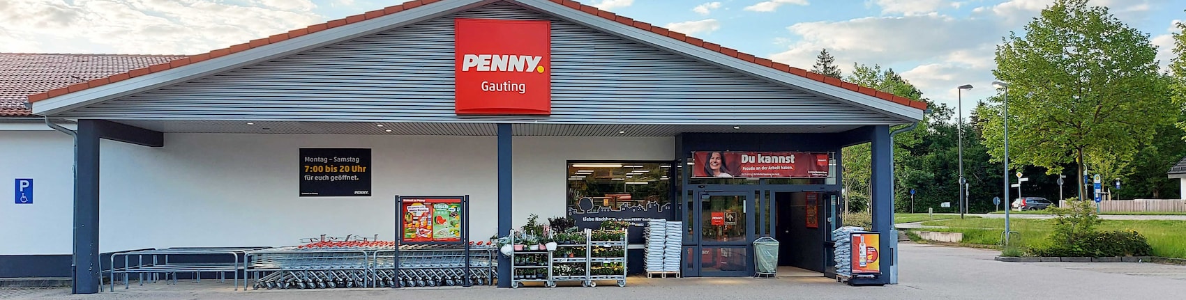 Sie sehen den Eingang vom Penny Markt in Gauting Ammerseestr. 116