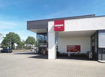 Sie sehen den Eingang vom Penny Markt in Ostrau Kirchstraße 13