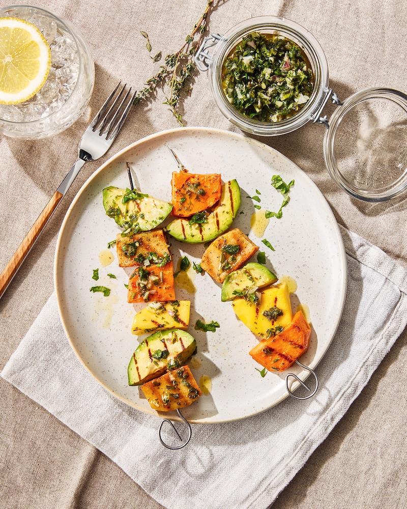 Süßkartoffel-Spieße mit Grillkäse, Avocado und Mango