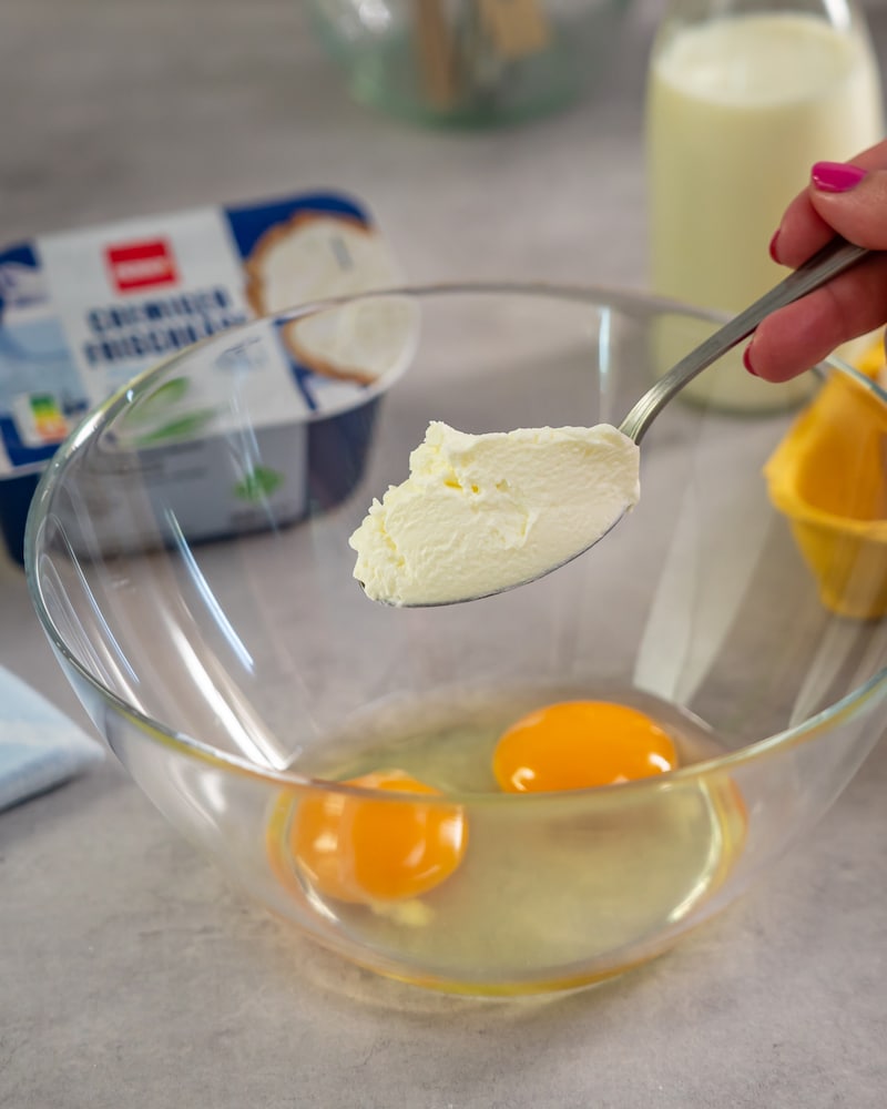 Dieses Bild zeigt Eier mit Frischkäse.
