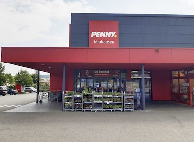 Sie sehen den Eingang vom Penny Markt in Neuhausen auf d. Fildern, Scharnhäuser Str. 3-5