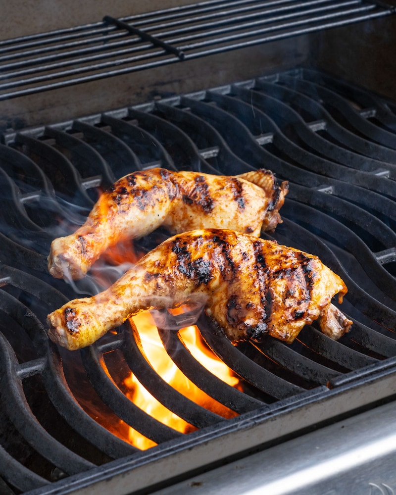 Dieses Bild zeigt die Hähnchenkeulen auf dem Grill.