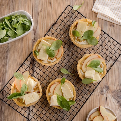 Diese Bild zeigt die fertigen Tartelettes mit Spinat und Camembert.