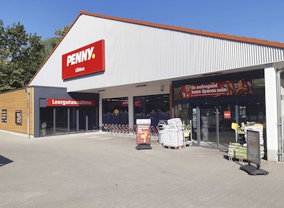 Sie sehen den Eingang vom Penny Markt in Lübben Frankfurter Straße 104a