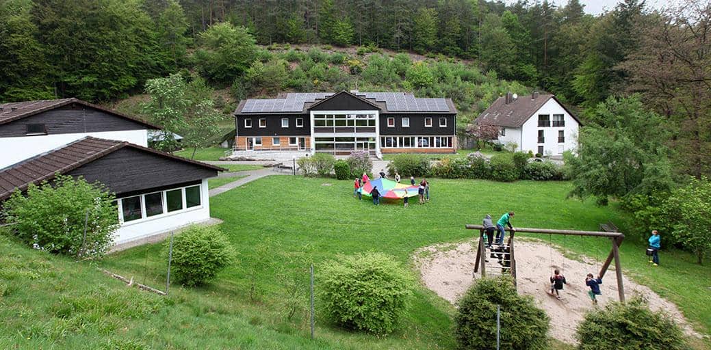 Kinder und Jugendliche beim Spielen