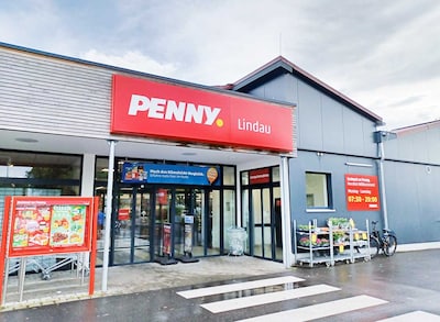 Sie sehen den Eingang vom Penny Markt in Lindau Lagerhausstr. 7-9