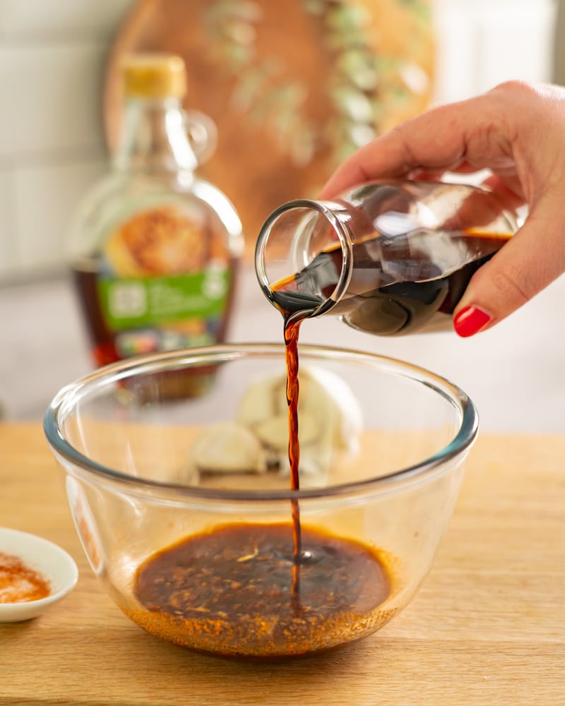 Dieses Bild zeigt wie die Marinade hergestellt wird.