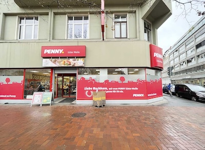 Sie sehen den Eingang vom Penny Markt in Hannover/Oststadt, Eckerstr. 1