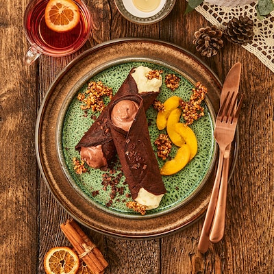 Schoko-Crêpes mit zweierlei Mousse und Krokant